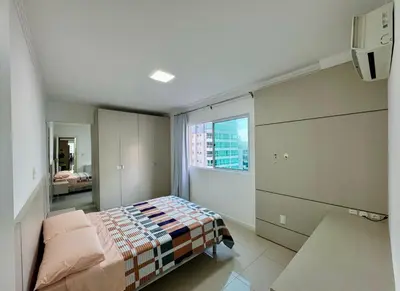 Uma cama ou camas num quarto em Lindo Apartamento vista MAR Itapema