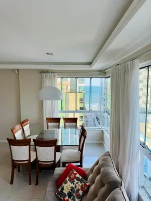Uma área de estar em Lindo Apartamento vista MAR Itapema