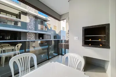 Uma televisão e/ou sistema de entretenimento em Há 250 metros do mar, apto novo na praia de Palmas - 0141