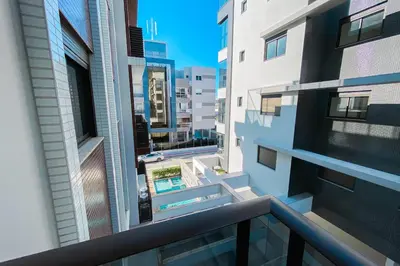 Uma varanda ou terraço em Há 250 metros do mar, apto novo na praia de Palmas - 0141