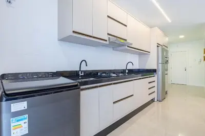 A cozinha ou kitchenette de Apto Espetacular a 200 Metros da Praia de Bombas