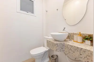 Uma casa de banho em Apto Espetacular a 200 Metros da Praia de Bombas