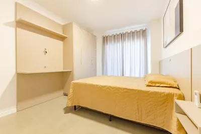 Uma cama ou camas num quarto em Apto Espetacular a 200 Metros da Praia de Bombas