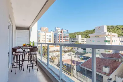 Uma varanda ou terraço em Apto Espetacular a 200 Metros da Praia de Bombas