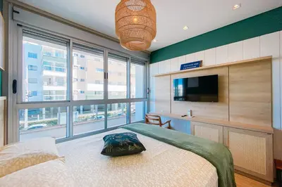 Uma cama ou camas num quarto em Apto retrô na Praia de Palmas - 0184