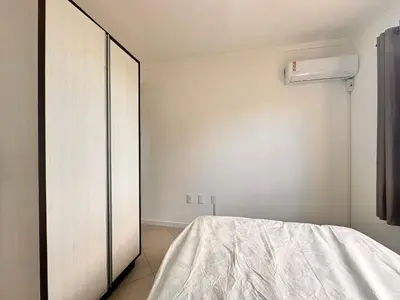 Uma cama ou camas num quarto em B275 - Apto 02 quartos em Bombas com churrasqueira