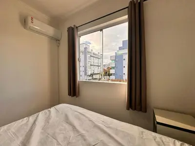 Uma cama ou camas num quarto em B275 - Apto 02 quartos em Bombas com churrasqueira