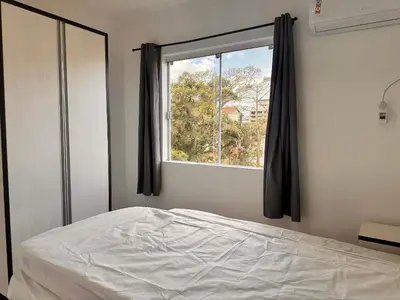 Uma cama ou camas num quarto em B275 - Apto 02 quartos em Bombas com churrasqueira