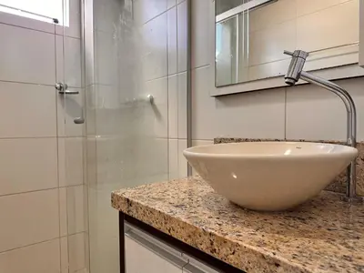 Uma casa de banho em B275 - Apto 02 quartos em Bombas com churrasqueira