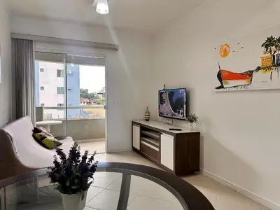 Uma televisão e/ou sistema de entretenimento em B275 - Apto 02 quartos em Bombas com churrasqueira