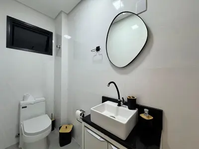 Uma casa de banho em Polaris Residence - Apartamento com 2 suítes, totalmente mobiliado, a apenas 5 minutos da praia de Palmas.