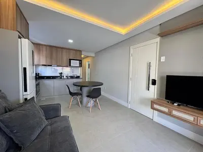 A cozinha ou kitchenette de Polaris Residence - Apartamento com 2 suítes, totalmente mobiliado, a apenas 5 minutos da praia de Palmas.
