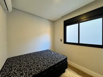 Uma cama ou camas num quarto em Polaris Residence - Apartamento com 2 suítes, totalmente mobiliado, a apenas 5 minutos da praia de Palmas.