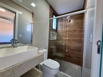 Uma casa de banho em Polaris Residence - Apartamento com 2 suítes, totalmente mobiliado, a apenas 5 minutos da praia de Palmas.