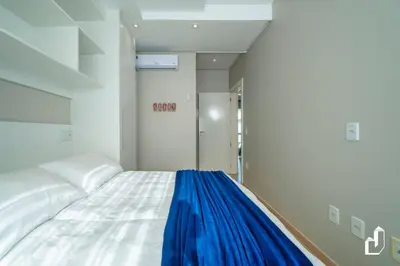 Uma cama ou camas num quarto em Condomínio com piscina e saída direta para a praia