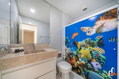 Uma casa de banho em Condomínio com piscina e saída direta para a praia