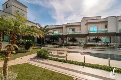 Um jardim no exterior de Condomínio com piscina e saída direta para a praia