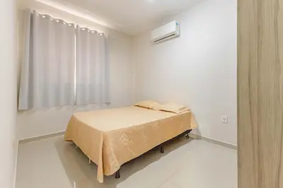 Uma cama ou camas num quarto em Apartamento Aconchegante na Praia de Bombas