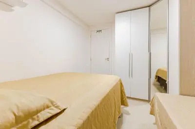 Uma cama ou camas num quarto em Apto Confortável e Econômico na Praia de Bombas