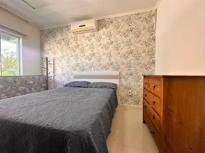 Uma cama ou camas num quarto em B100 - Apto para aluguel perto da praia 08 pessoas