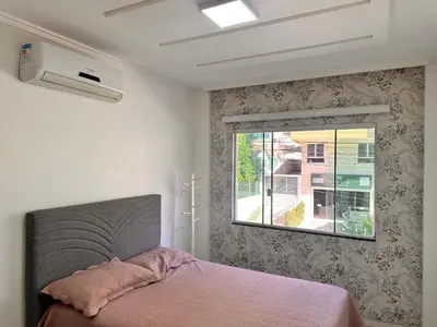Uma cama ou camas num quarto em B100 - Apto para aluguel perto da praia 08 pessoas