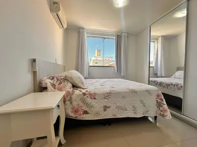Uma cama ou camas num quarto em B122 - Apto para alugar perto da praia de Bombas