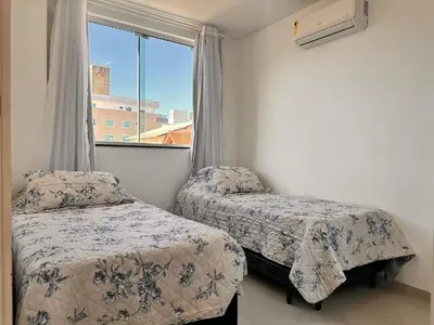 Uma cama ou camas num quarto em B122 - Apto para alugar perto da praia de Bombas