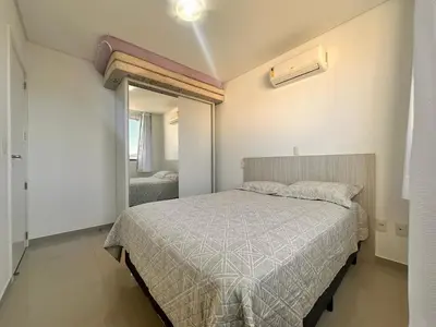 Uma cama ou camas num quarto em B122 - Apto para alugar perto da praia de Bombas