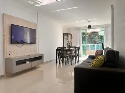 Uma televisão e/ou sistema de entretenimento em B122 - Apto para alugar perto da praia de Bombas