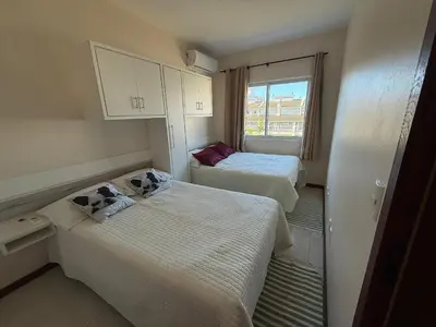 Uma cama ou camas num quarto em Cód 178- Apartamento aconchegante á 70m do mar.