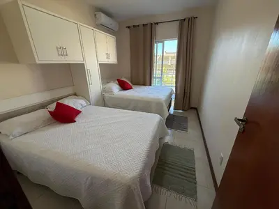 Uma cama ou camas num quarto em Cód 179 - Apartamento a 70m do mar com 2 dormitórios em Palmas