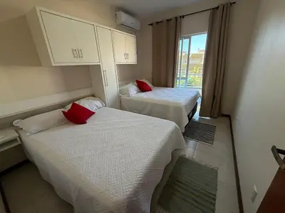Uma cama ou camas num quarto em Cód 179 - Apartamento a 70m do mar com 2 dormitórios em Palmas