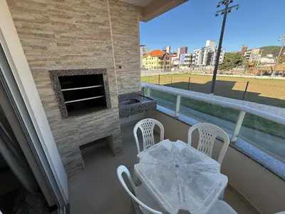 Uma varanda ou terraço em Cód 180- Apartamento aconchegante á 70m do mar