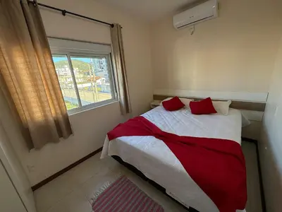 Uma cama ou camas num quarto em Cód 180- Apartamento aconchegante á 70m do mar