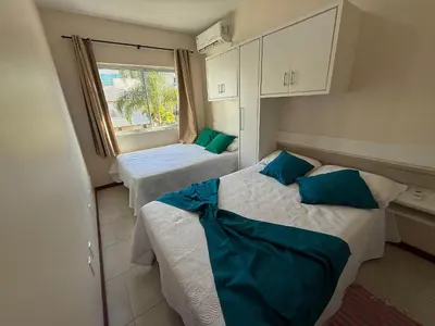 Uma cama ou camas num quarto em Cód 180- Apartamento aconchegante á 70m do mar