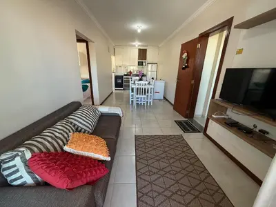 Uma televisão e/ou sistema de entretenimento em Cód 180- Apartamento aconchegante á 70m do mar