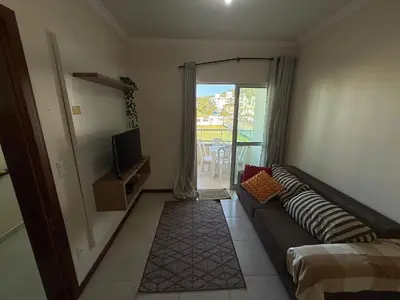 Uma televisão e/ou sistema de entretenimento em Cód 180- Apartamento aconchegante á 70m do mar