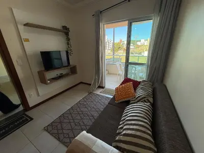 Uma televisão e/ou sistema de entretenimento em Cód 180- Apartamento aconchegante á 70m do mar