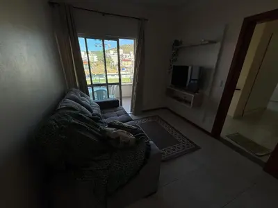 Uma televisão e/ou sistema de entretenimento em Cód 181 - Apartamento a 70 metros do mar com 2 dormitórios