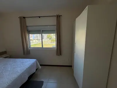 Uma cama ou camas num quarto em Cód 181 - Apartamento a 70 metros do mar com 2 dormitórios