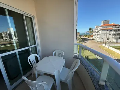 Uma varanda ou terraço em Cód 181 - Apartamento a 70 metros do mar com 2 dormitórios