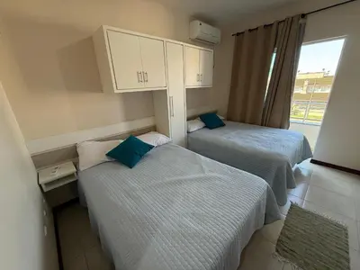 Uma cama ou camas num quarto em Cód 182 - Apartamento bem localizado á 70m do mar