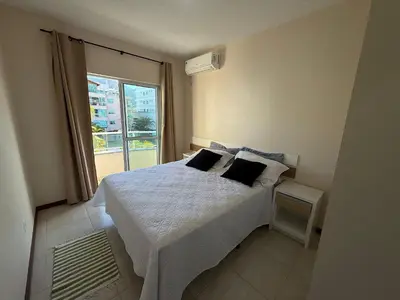 Uma cama ou camas num quarto em Cód 182 - Apartamento bem localizado á 70m do mar