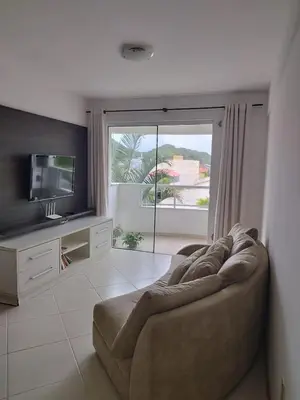 Uma televisão e/ou sistema de entretenimento em Apartamento em Bombinhas 01