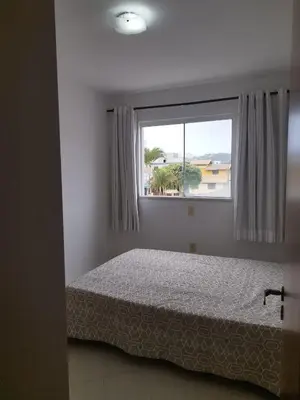 Uma cama ou camas num quarto em Apartamento em Bombinhas 01