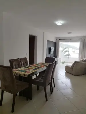 Uma área de estar em Apartamento em Bombinhas 01