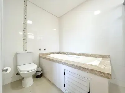 Uma casa de banho em Meia Praia Rua 292 - 3 Suítes próximo Mar AT001