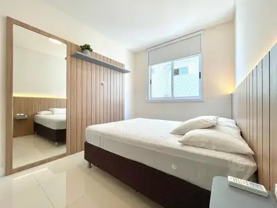 Uma cama ou camas num quarto em Meia Praia Rua 292 - 3 Suítes próximo Mar AT001