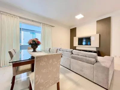 Uma televisão e/ou sistema de entretenimento em Meia Praia Rua 292 - 3 Suítes próximo Mar AT001