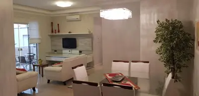A planta de Ótimo apt 3 suítes, 2 garagens, 75 m da praia, ar